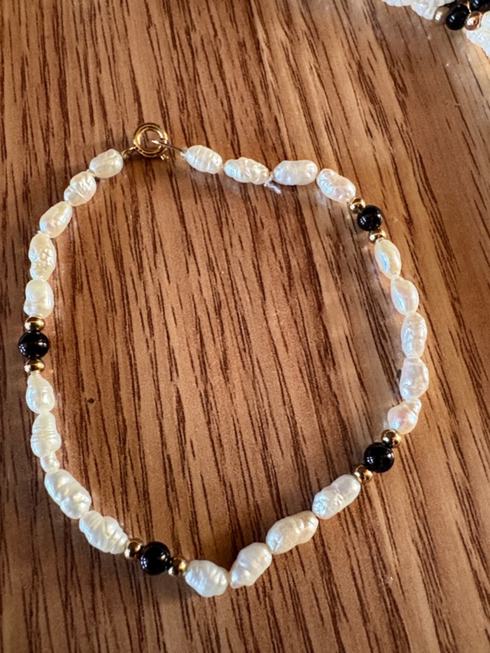 VINTAGE FRESHWATER RICE PEARL BLACK WHITE AND GOLD NECKLACE AND BRACELET SET - Picture 2 of 8